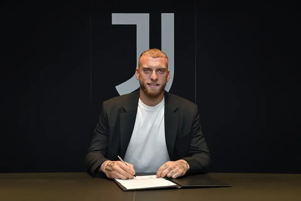 Michele Di Gregorio signing contract at Juventus